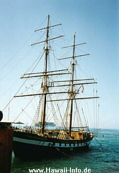 Segelschiff im Hafen von Lahaina